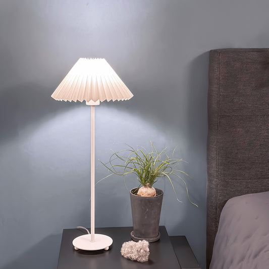 Ester bordlampe hvit m/skjerm