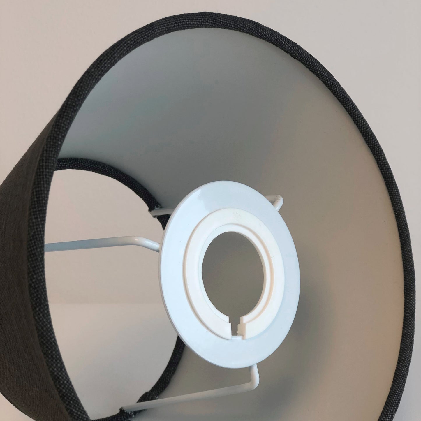 Oskar skjerm 17cm sort