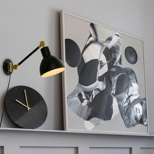 Interiørbilde Dublin vegglampe laget i svart metall med justerbare ledd på lampen arm laget i messing - Aneta belysning