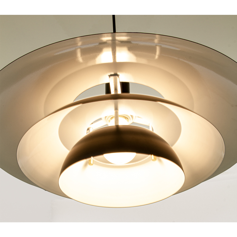 Bilde nedenfra av lysende Epsilon taklampe pendel i klassisk design laget i svart metall med skjermer i tre lag 45cm - Aneta belysning