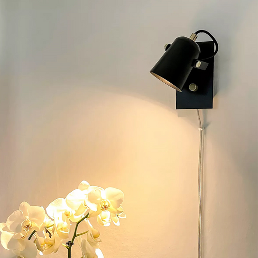 Lysende Metz veggspot leselampe med justerbar spot i sort metall og detaljer i messing - Aneta belysning