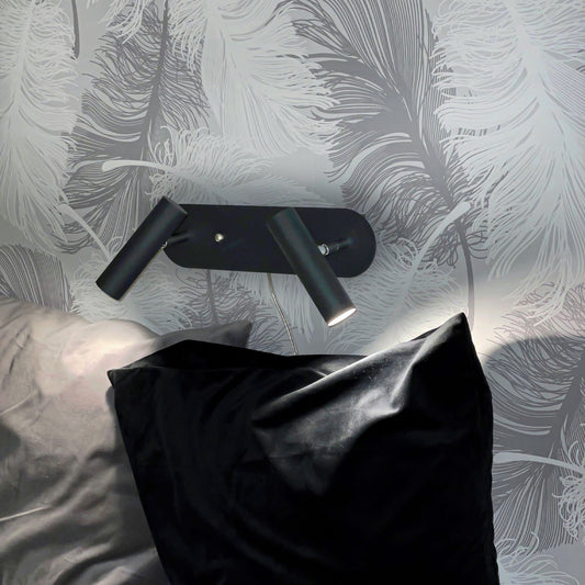 Interiørbilde av Artic dobbel vegglampe i svart metall med leselys som har integrert 6W LED lys 3000K 2x450lm - Aneta Belysning