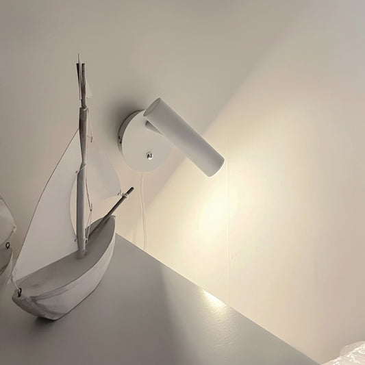 Interiørbilde av Artic vegglampe leselys i hvit metall med dimmer og integrert 6W LED lys 3000K 520lm - Aneta belysning