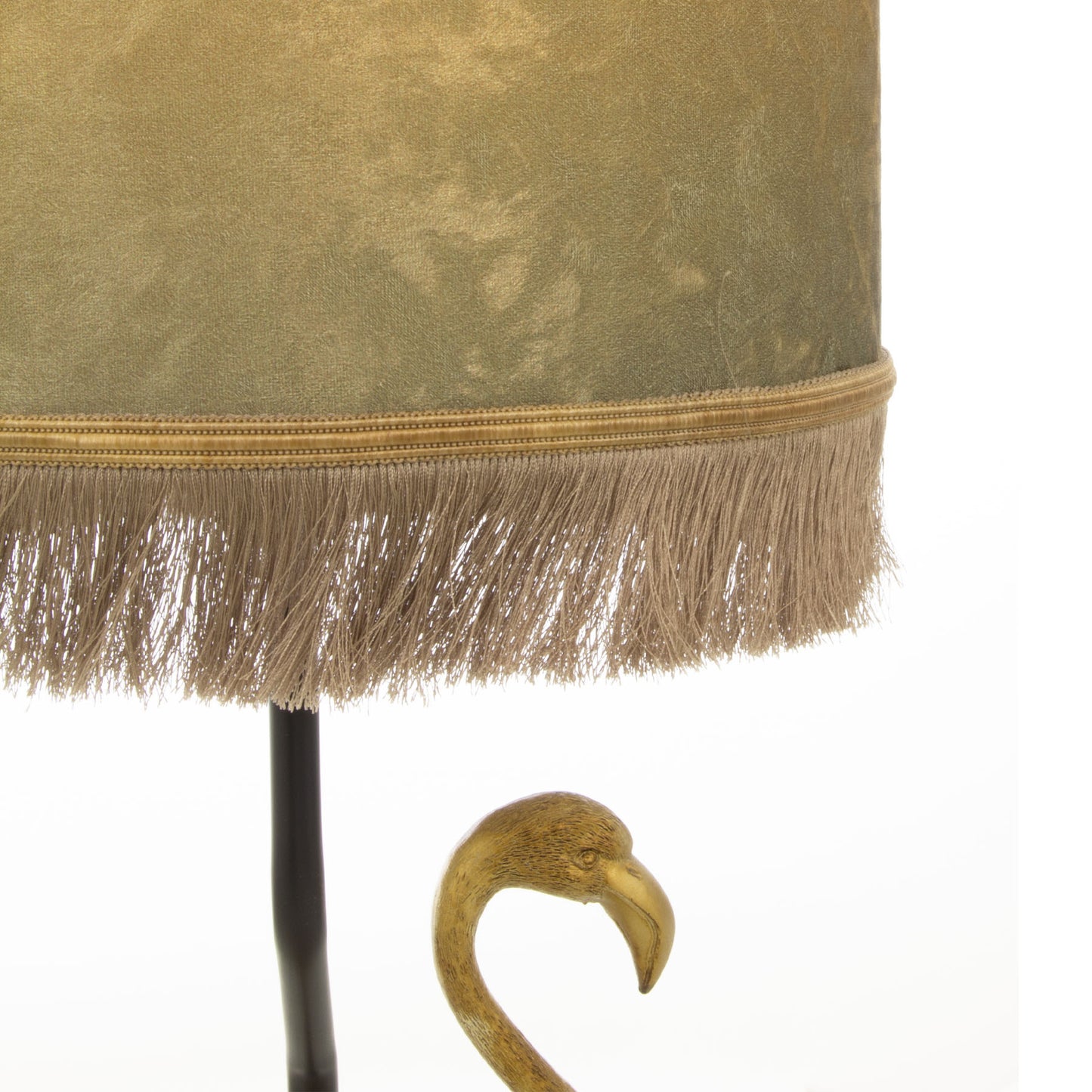 Nærbilde av lampeskjermen til Flamingo bordlampe med lampefot formet som en flamingo i gull og antikk svart med lampeskjerm i velur med frynser - Aneta belysning
