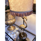 Interiørlampe av Flamingo bordlampe med lampefot formet som en flamingo i gull og antikk svart med lampeskjerm i velur med frynser - Aneta belysning