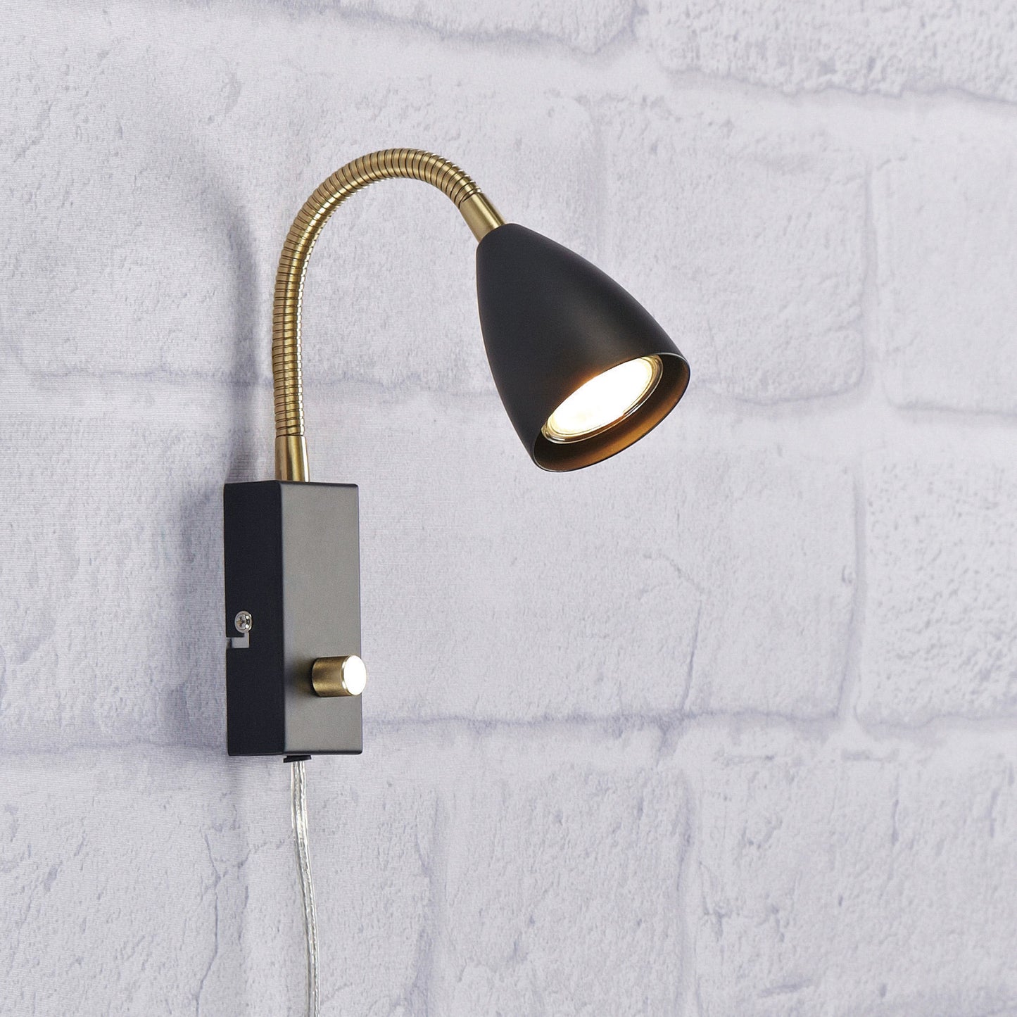 Ciro veggspot sort/messing