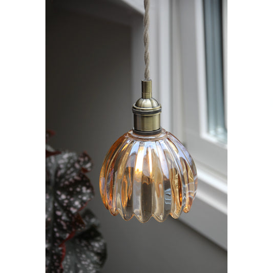 Gota vinduspendel amber/messing