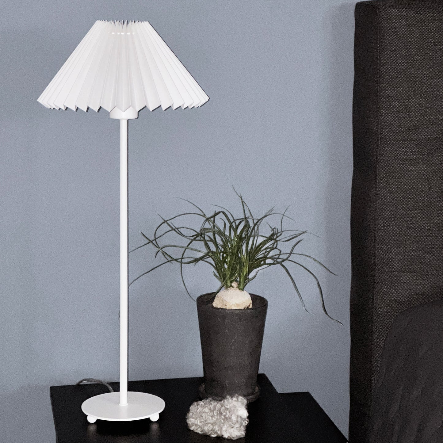 Ester bordlampe hvit m/skjerm