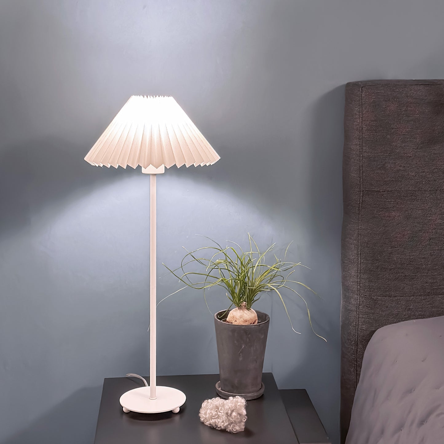 Ester bordlampe hvit m/skjerm