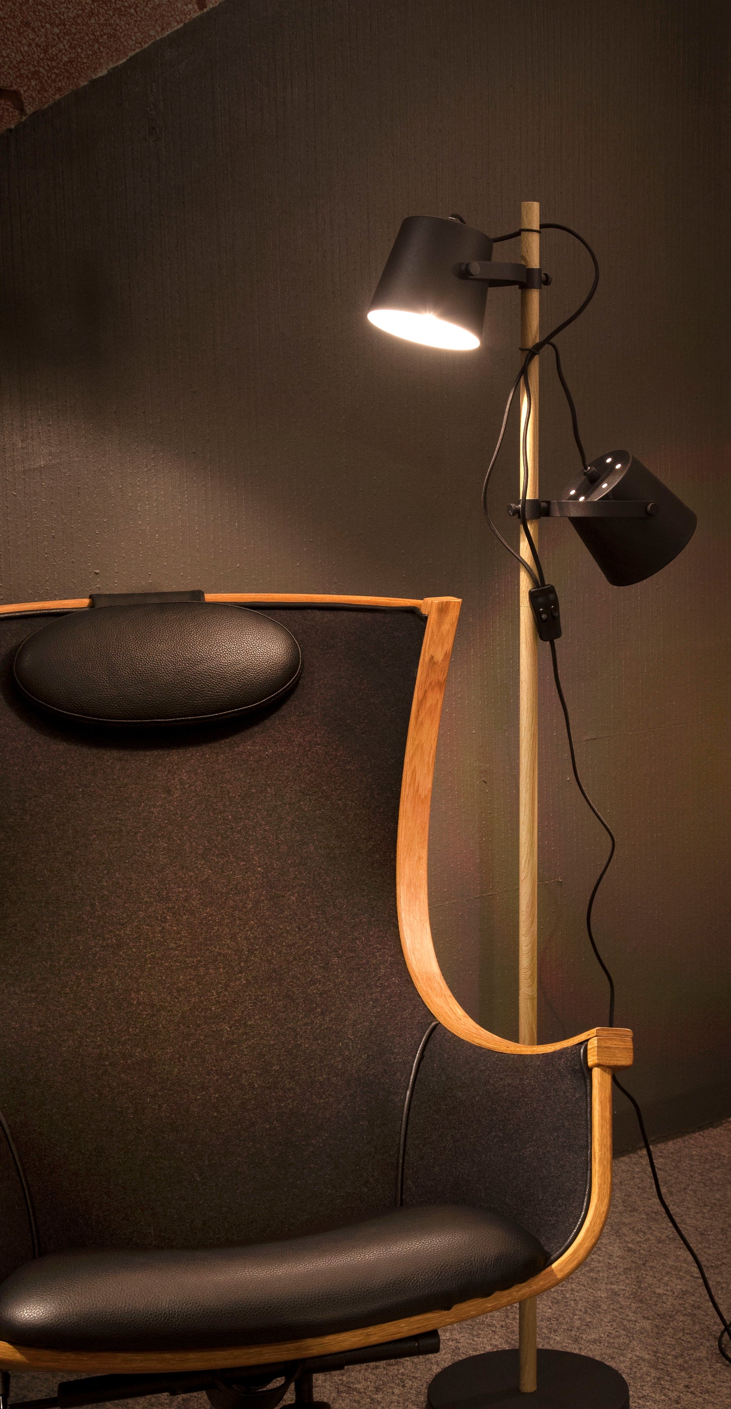 Espresso gulvlampe svart/tre