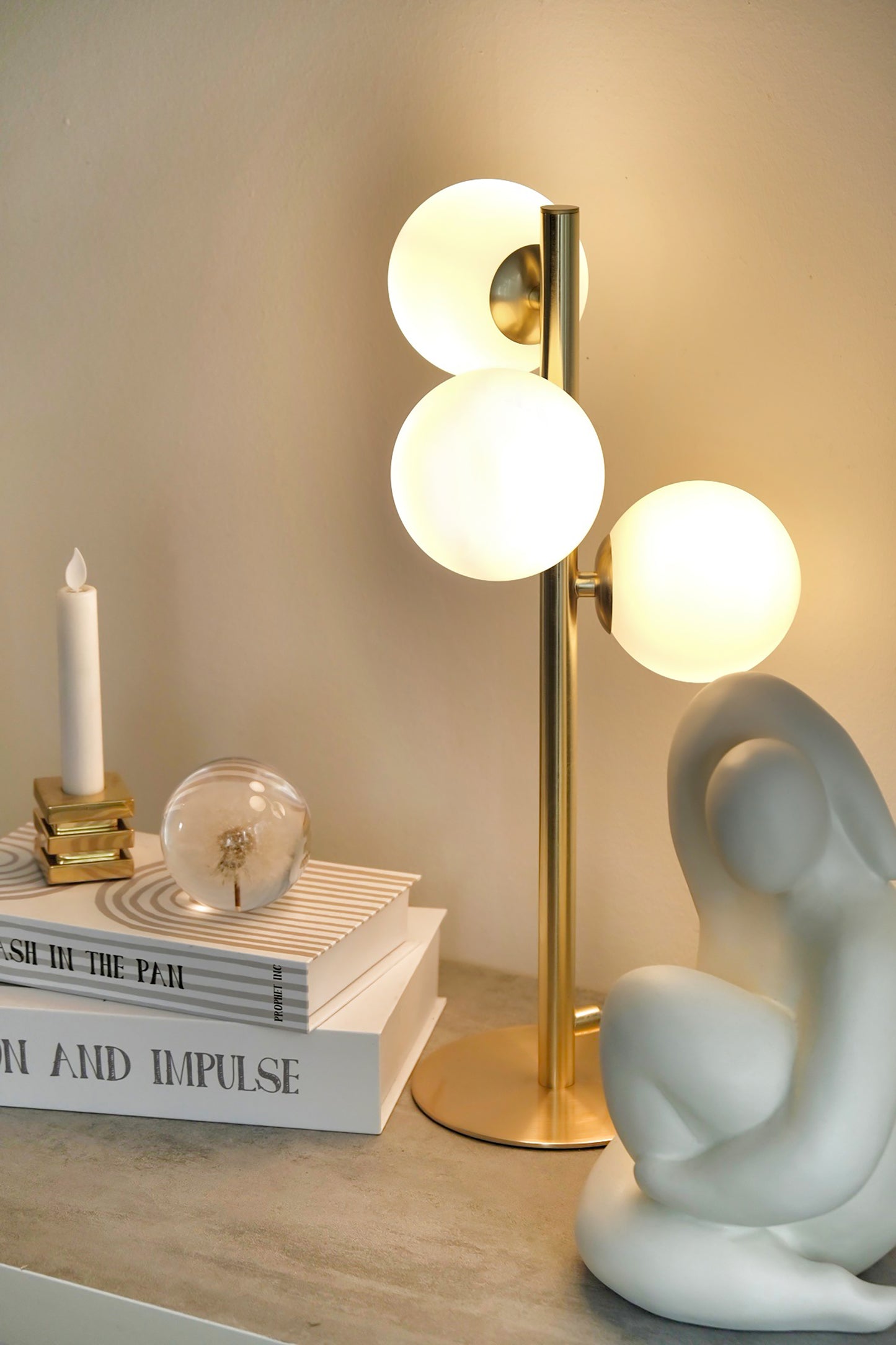Molekyl 3-lys bordlampe messing/opal