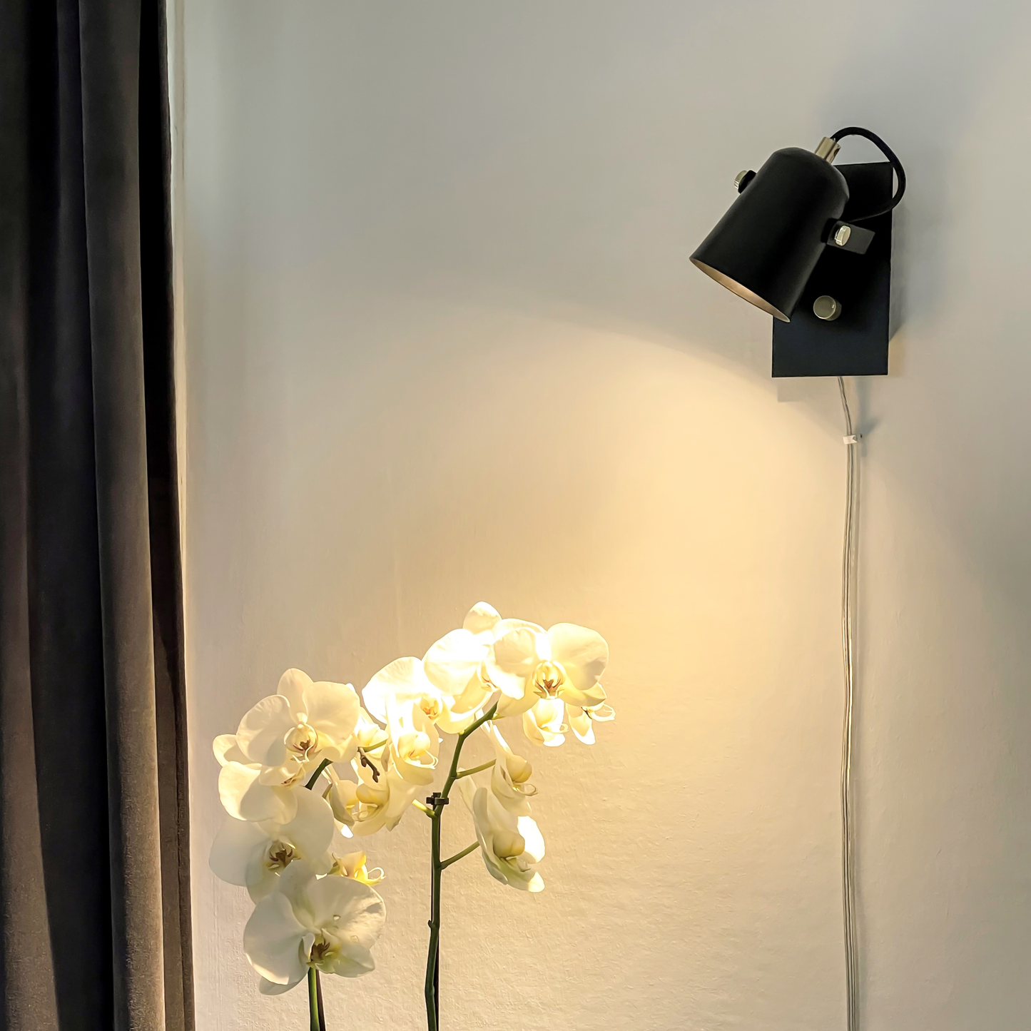 Lyon veggspot sort/messing m/dim