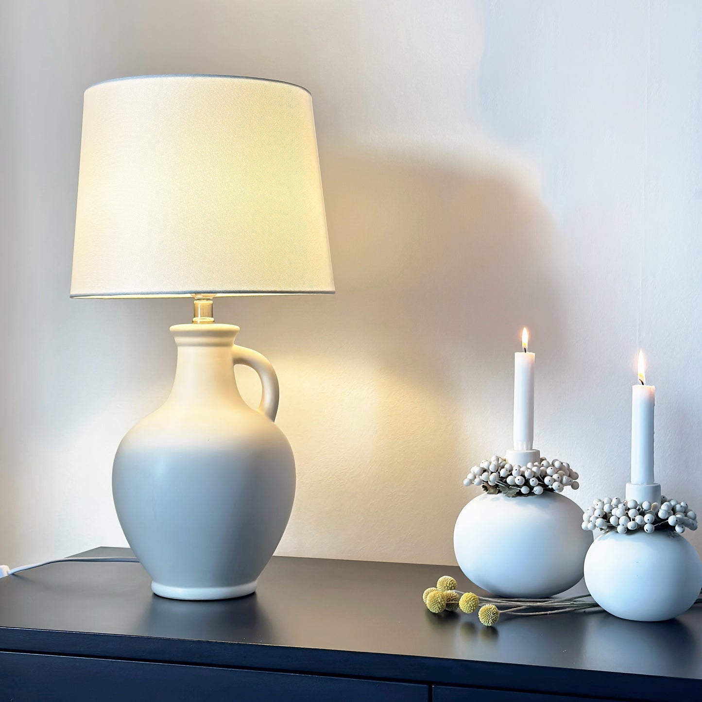 Athena bordlampe naturhvit m/skjerm