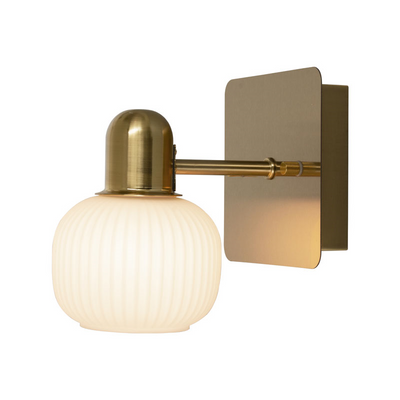 Messina vegglampe til baderom laget i messing metall med kuppel i rillet opal glass IP44 - Aneta belysning