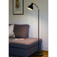 Interiørbilde av Dublin gulvlampe laget i svart metall med justerbare ledd på lampefoten laget i messing høyde 140cm - Aneta belysning