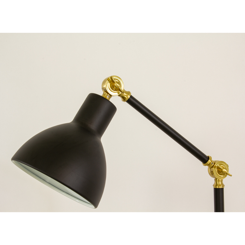 Nærbilde av lampeskjerm og detaljer i messing av Dublin gulvlampe laget i svart metall med justerbare ledd på lampefoten laget i messing høyde 140cm - Aneta belysning