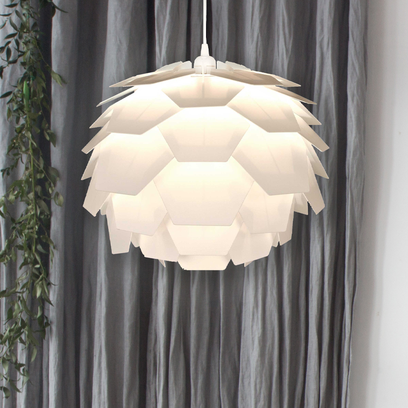 Miljøbilde av Carpatica taklampe. som er en pendel formet som en rund kongle laget i hvit akryl diameter 40cm - Aneta belysning