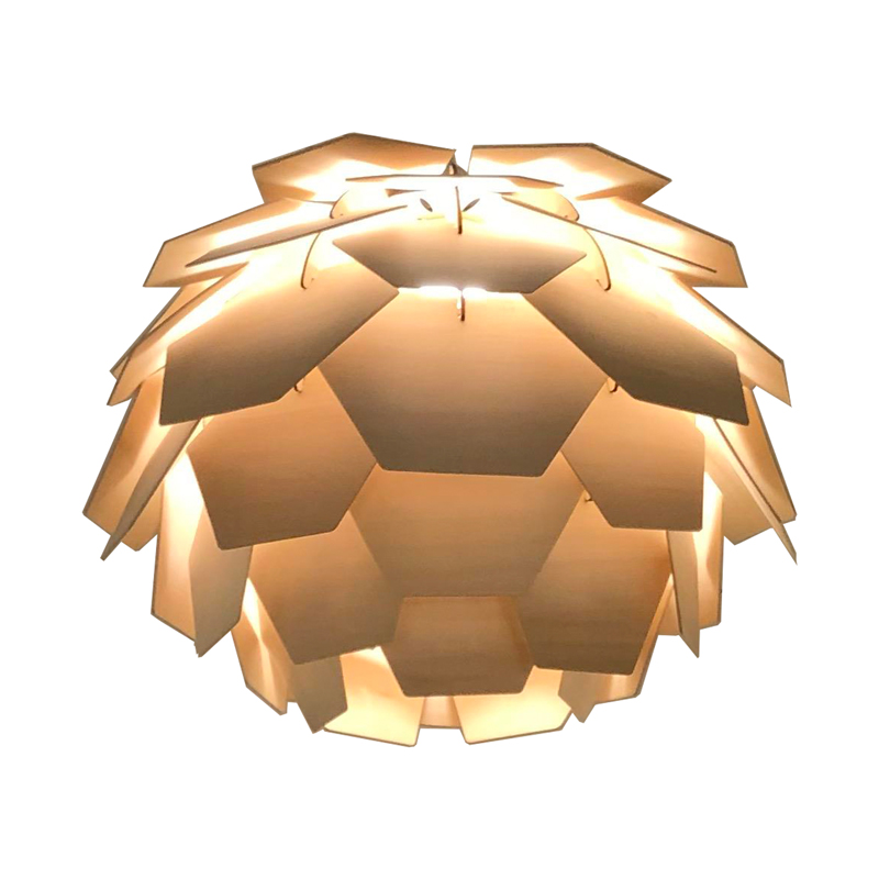 Lysende Carpatica taklampe, som er en pendel formet som en rund kongle laget i natur trefiner diameter 40cm - Aneta belysning