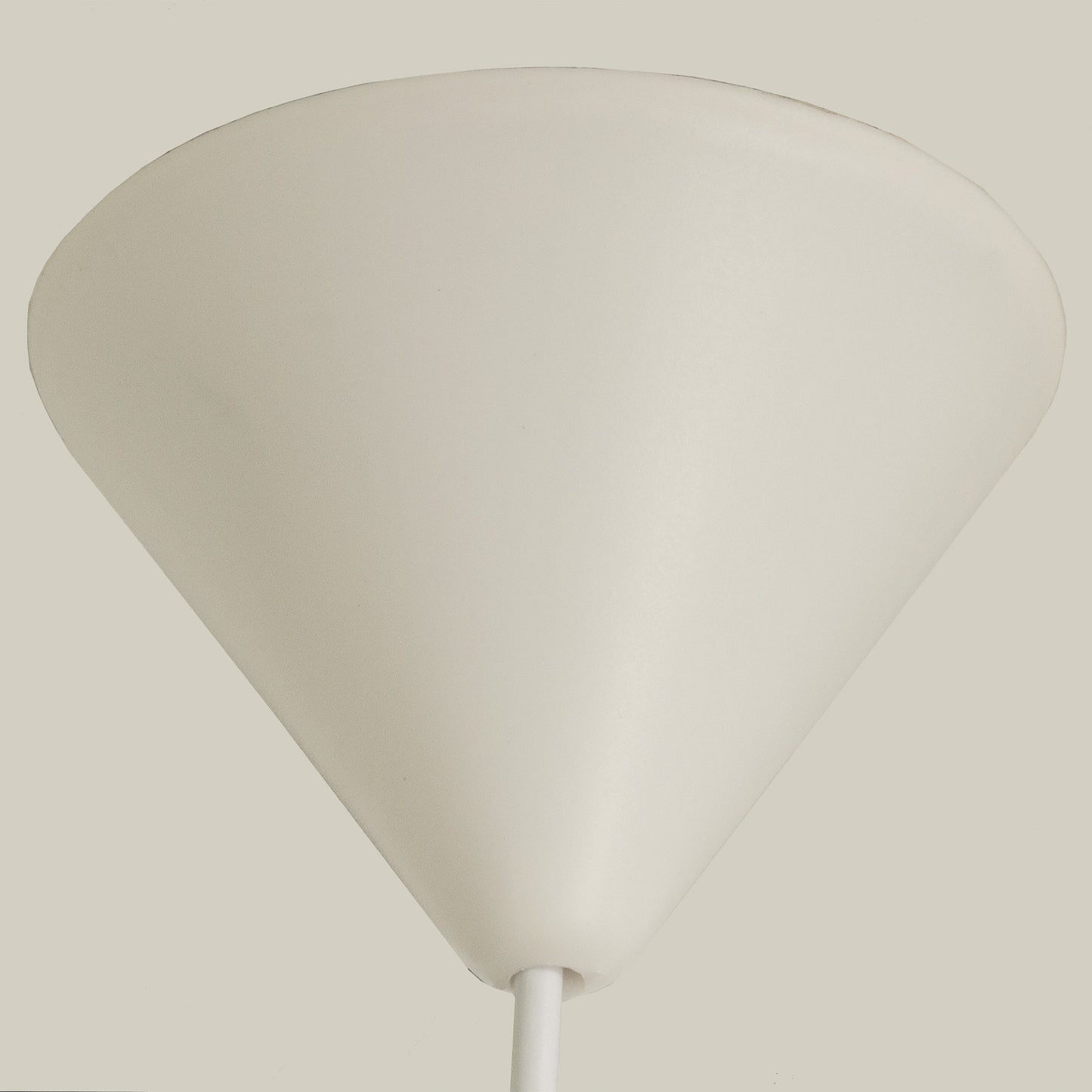 Nærbilde av Alfa takpendel takkopp i hvit plast - Aneta belysning