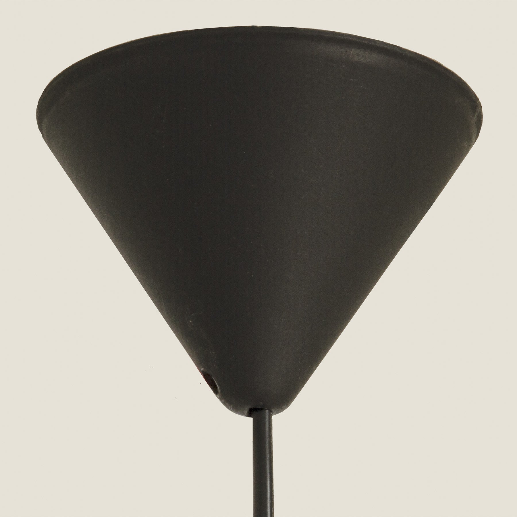 Nærbilde av Alfa takpendel i svart metall sin takkopp i sort plast - Aneta belysning