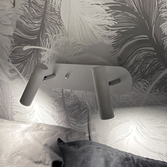 Interiørbilde av Artic dobbel vegglampe i hvit metall med leselys som har integrert 6W LED lys 3000K 2x450lm - Aneta Belysning