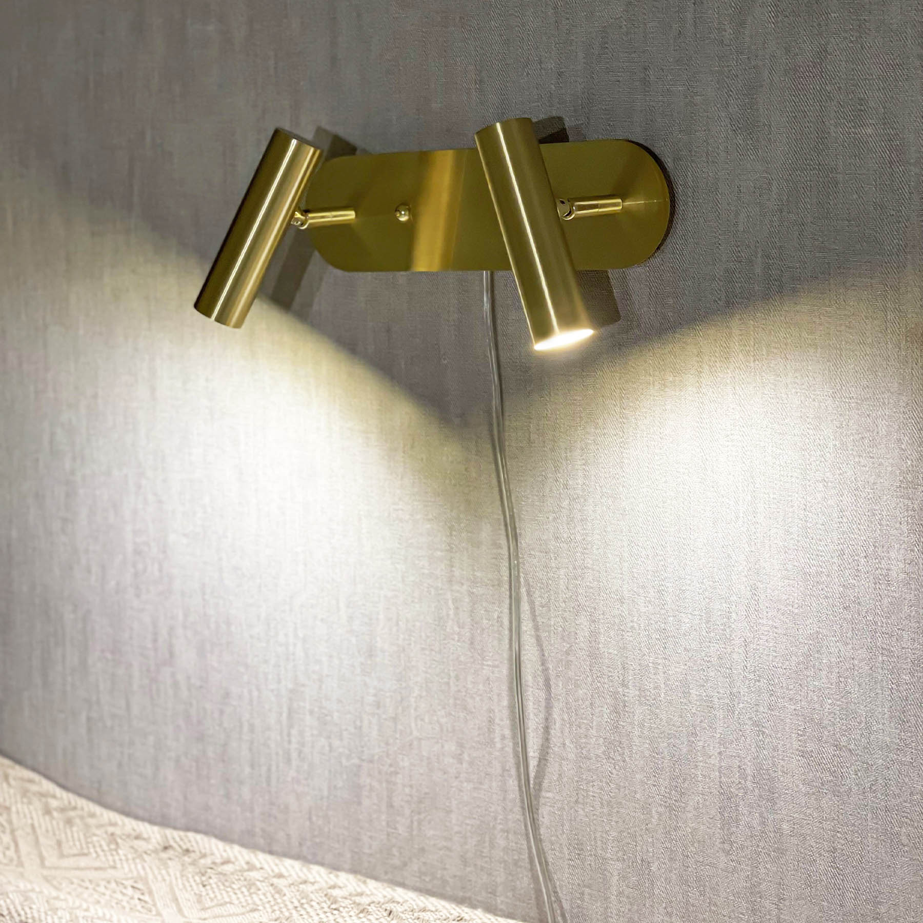 Interiørbilde av Artic dobbel vegglampe i messing metall med leselys som har integrert 6W LED lys 3000K 2x450lm - Aneta Belysning