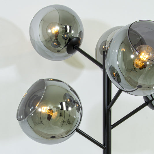 Atom gulvlampe med fem sotede glasskupler og lampefot i sort metall E14 og fotbryter - Aneta belysning