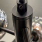 Nærbilde av oppheng til Atom taklampe pendel med fem sotede glasskupler og sort metall E14 - Aneta Belysning