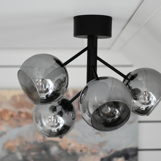 Miljøbilde av Atom taklampe plafond med fem sotede glasskupler og sort metall E14 - Aneta Belysning