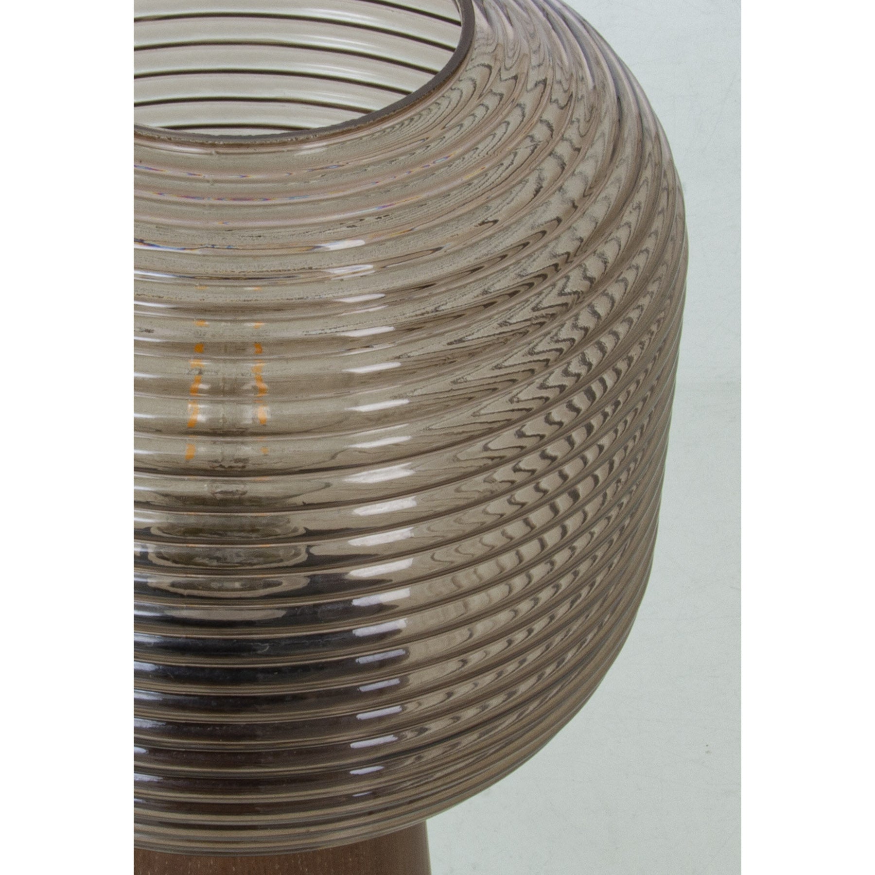 Nærbilde av Aura bordlampe med brunbeiset lampefot i treverk og brun rillet glasskjerm rund- Aneta belysning