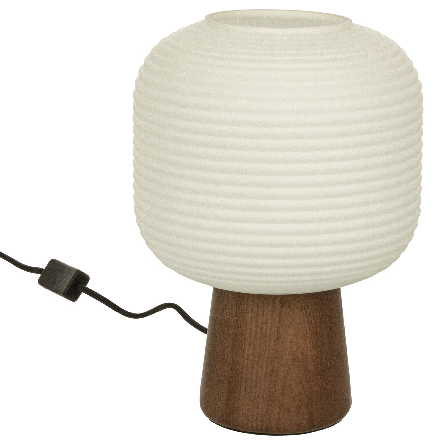 Aura bordlampe med brunbeiset lampefot i treverk og hvit rillet glasskjerm rund. Bryter på ledning. Aneta belysning