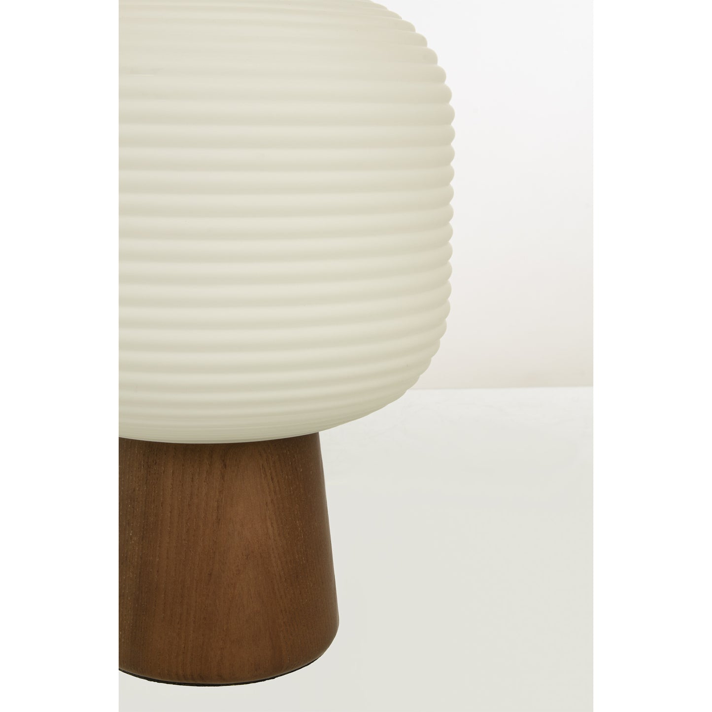 Nærbilde av Aura bordlampe med brunbeiset lampefot i treverk og hvit rillet glasskjerm rund- Aneta belysning