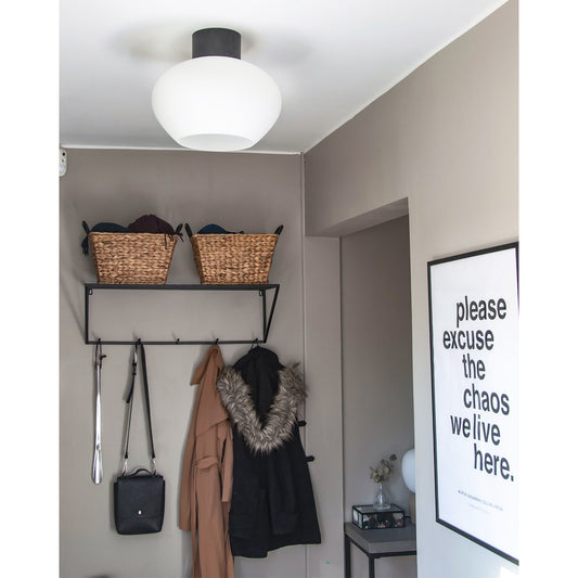 Interiørbilde av Bell taklampe plafond i en gang. Laget i svart metall med skjerm i hvitt opal glass diameter 35cm - Aneta belysning