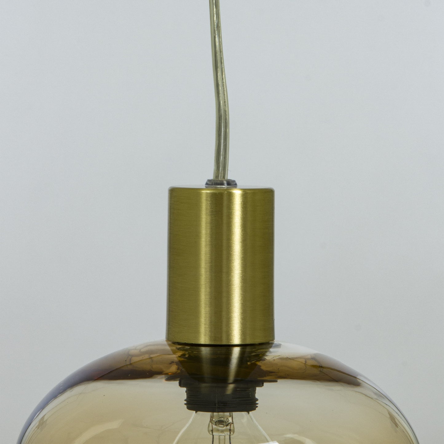 Nærbilde av sokkelen til Bell vinduspendel i messing metall med skjerm i amber glass diameter 15cm - Aneta belysning