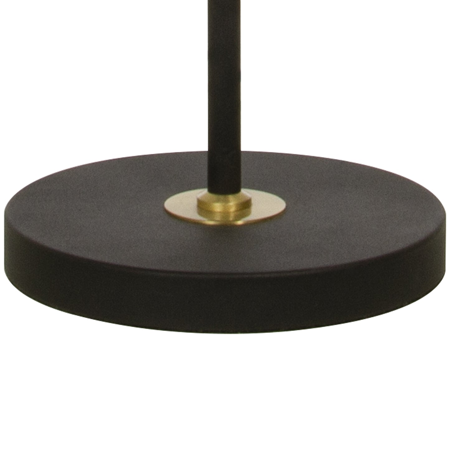 Lampefoten til Birka stilren bordlampe i svart metall med sort lampeskjerm i tekstil og detaljer i messing E27 - Aneta Belysning