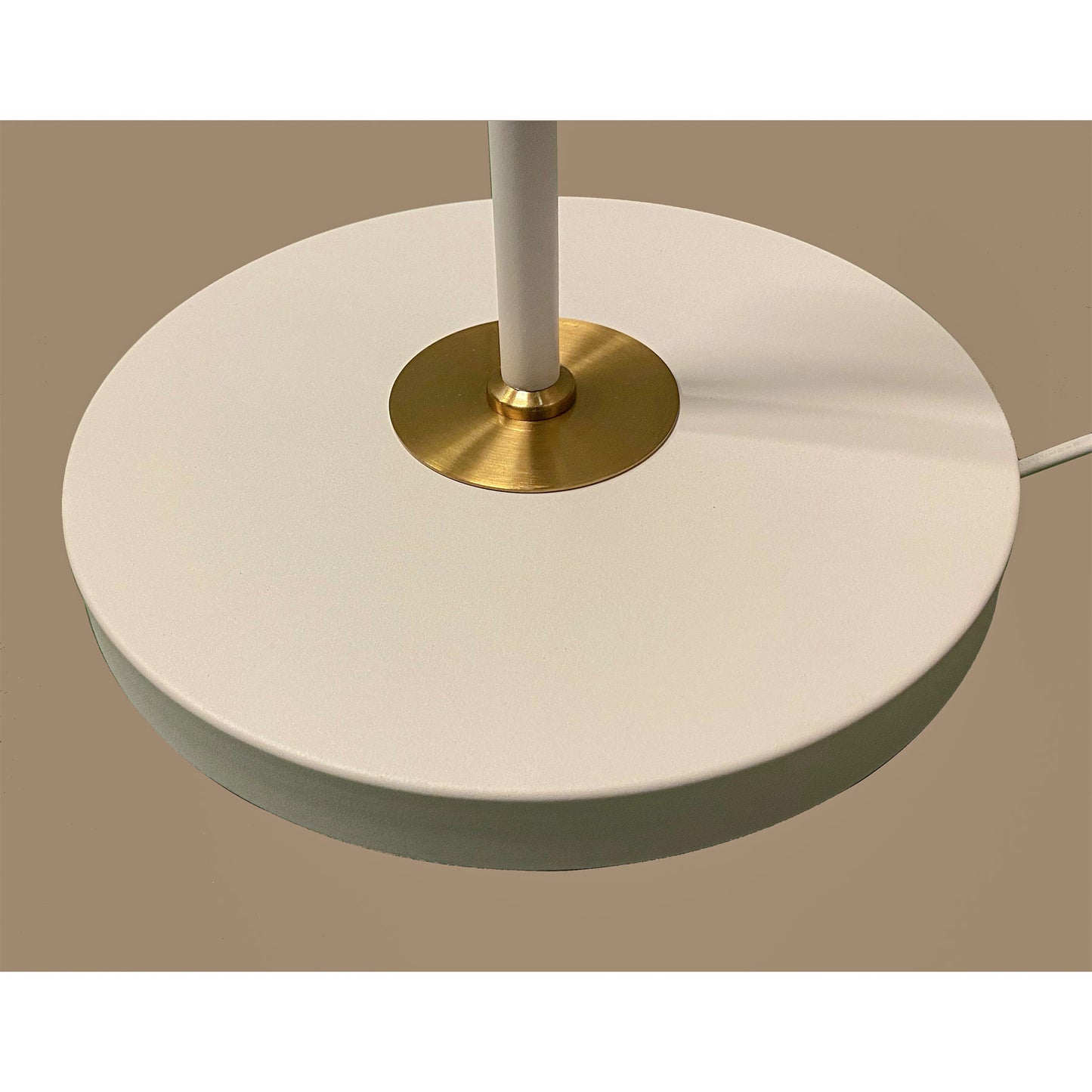 Lampefoten til Birka gulvlampe i hvit metall med hvit lampeskjerm i tekstil og detaljer i messing E27 155cm høy - Aneta Belysning