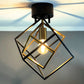 Lysende Cubes taklampe plafond med to overlappende kubeformede rammer i sort og messing metall - Aneta belysning