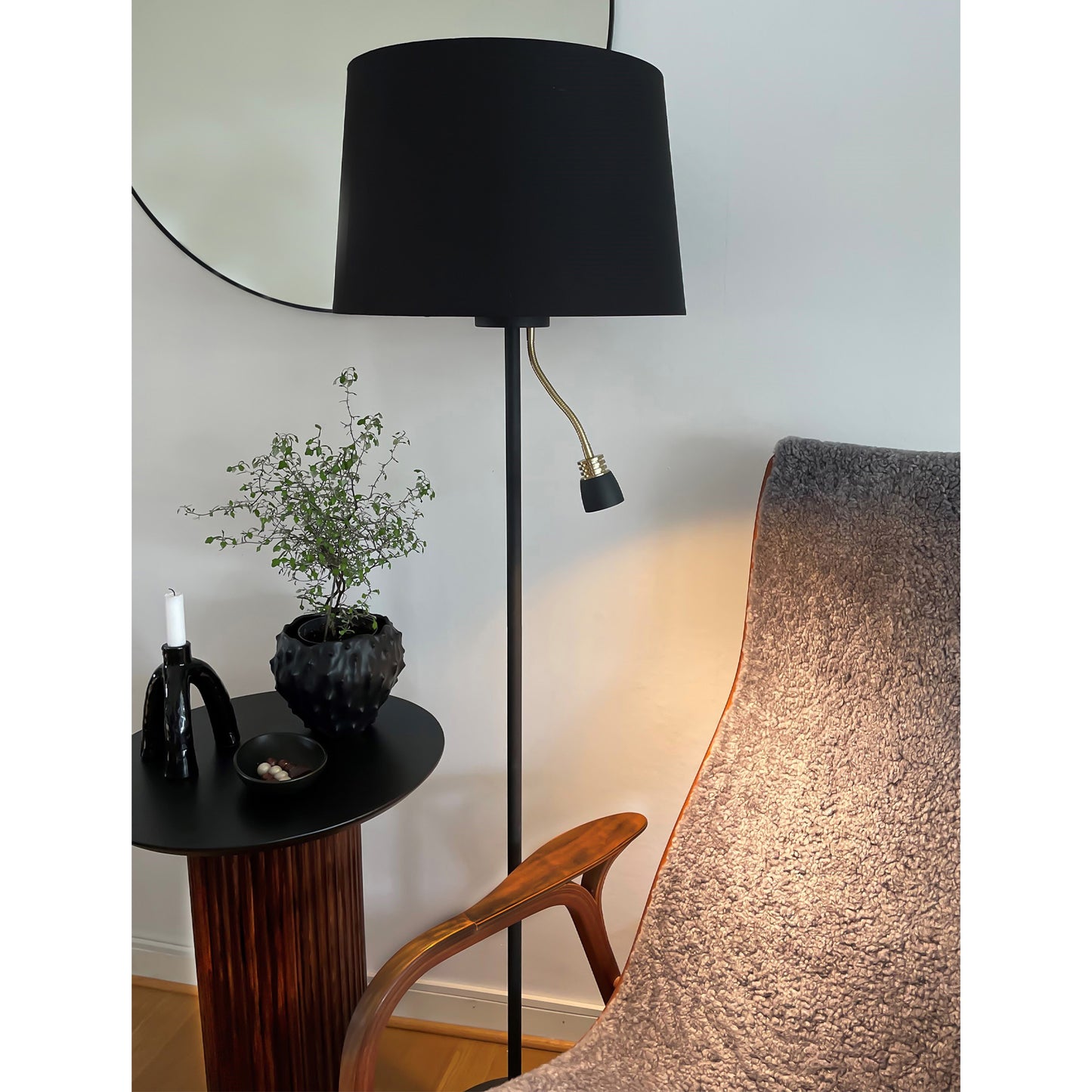 Interiørbilde av Eketorp gulvlampe med ekstra justerbart leselys laget i svart metall med messing og lampeskjerm i sort tekstil 145cm høy - Aneta belysning