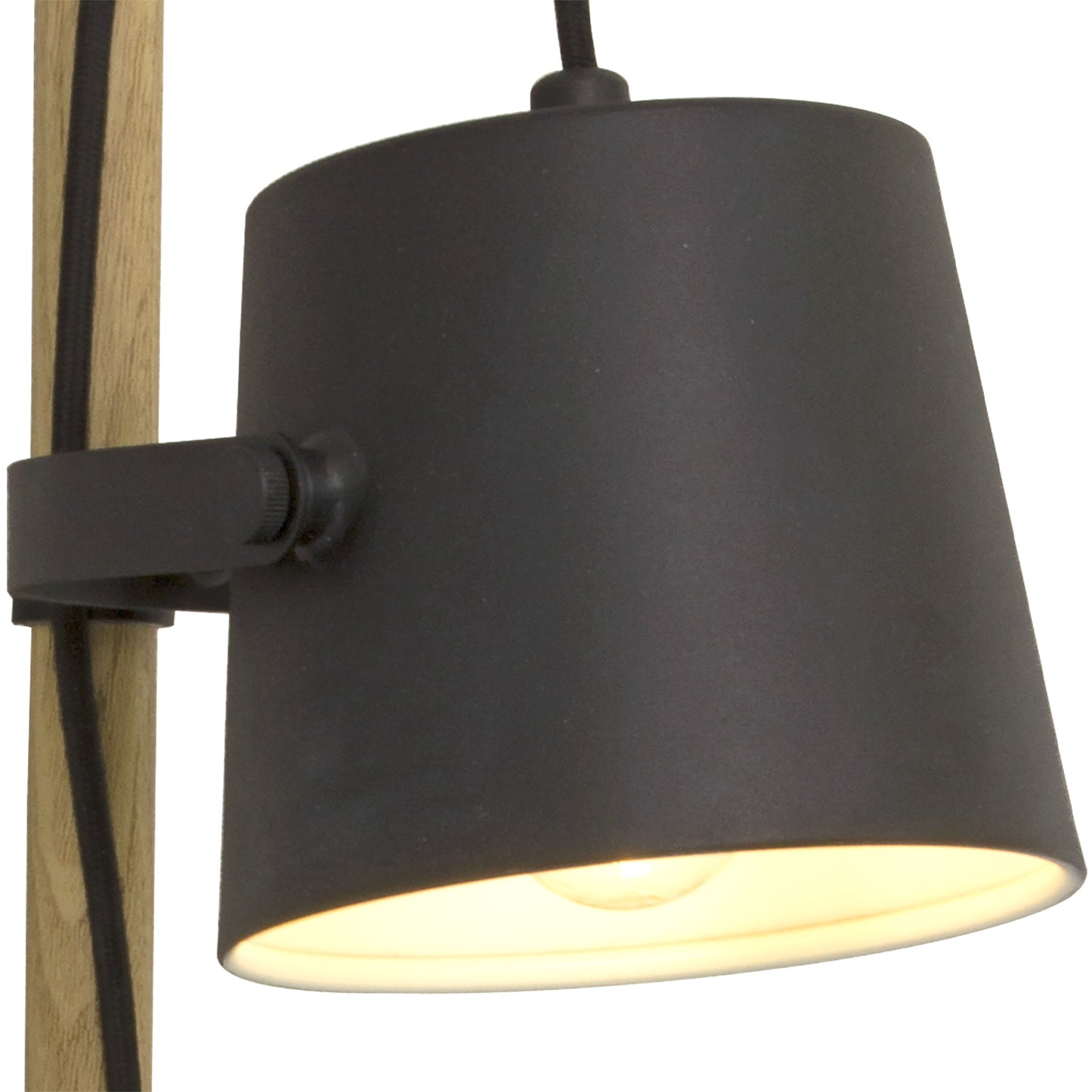 Nærbilde av lampeskjermen til Espresso vegglampe med tiltbart lampehode festet på en loddrett stang laget i sort metall  og naturlig treverk - Aneta belysning