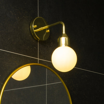 Interiørbilde av Florens vegglampe til baderom laget i messing med hengende kuppel i hvitt opal glass IP44 - Aneta belysning