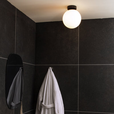 Miljøbilde av Lido taklampe til baderom, en enkel plafond med kule i opal glass og sort takfeste - Aneta belysning