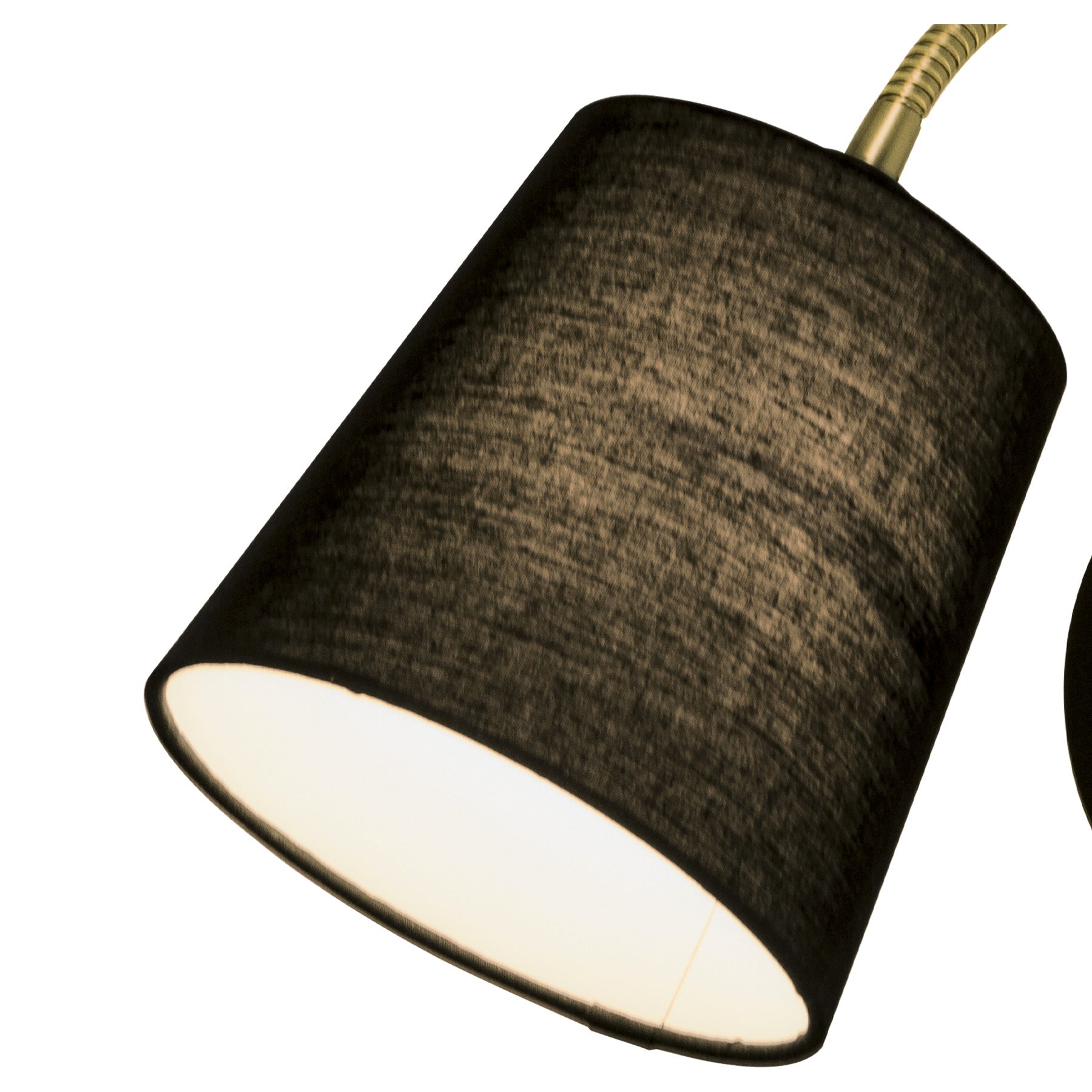 Nærbilde av lampeskjermen i tekstil til Ljusdal vegglampe laget i svart metall og messing - Aneta belysning