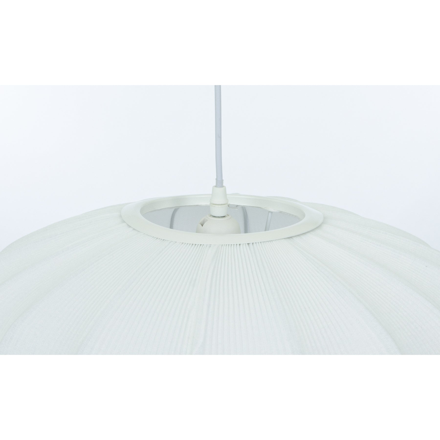 Opphenget til Mamsell taklampe pendel rund med diameter 45cm trukket i hvit tekstil rundt en ramme i hvit metall - Aneta belysning