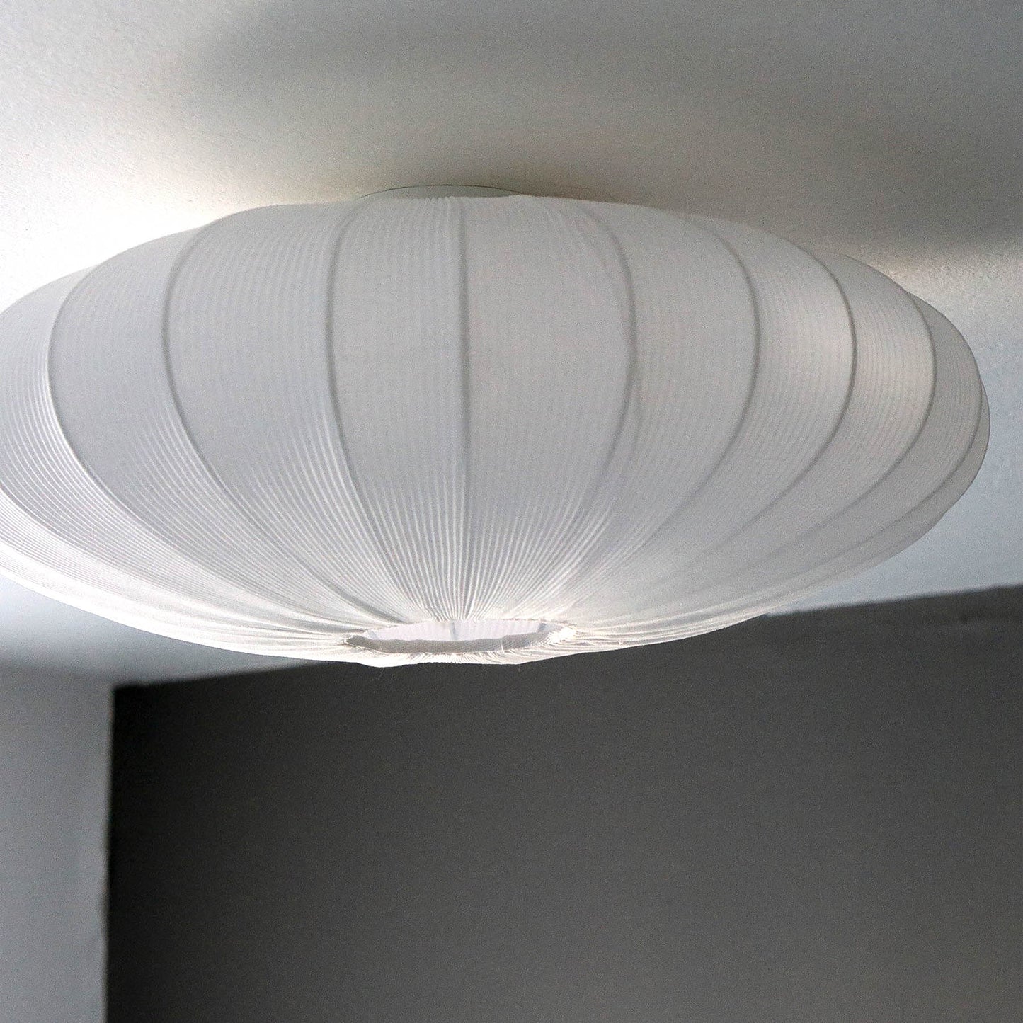 Mamsell taklampe på soverom, rund plafond med diameter 65cm trukket i hvit tekstil rundt ramme i hvit metall - Aneta belysning