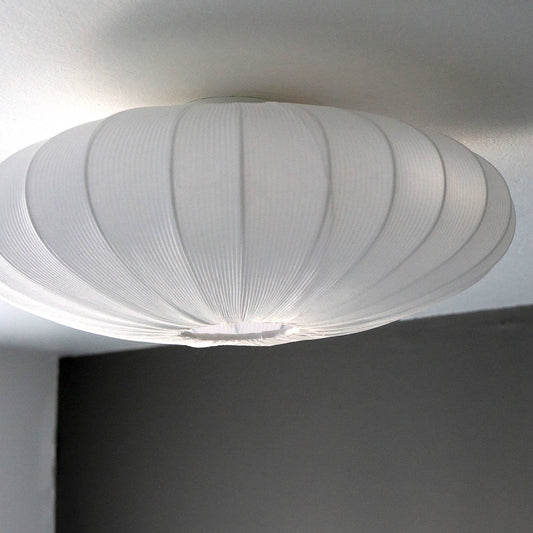 Mamsell taklampe på soverom, rund plafond med diameter 65cm trukket i hvit tekstil rundt ramme i hvit metall - Aneta belysning
