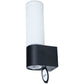 Cosenza vegglampe til badet er laget i matt svart metall og opalglass. Lampen har uttak til stikkontakt. IP44. Aneta belysning